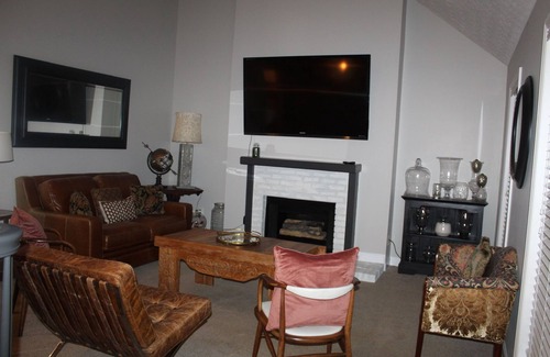 Gallatin House | Centrally located/30min from Nashville/Outdoor pool, game room and theater room.