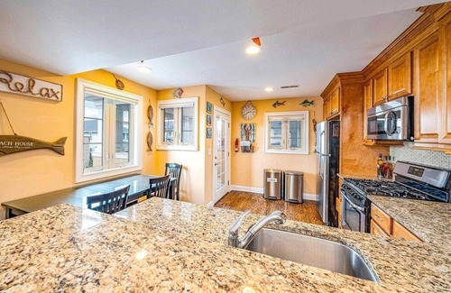 Gold Coast Condo | CENTRALLY LOCATED, 4BR/3BA, SLP 10, HANDICAP ACCESSIBLE, STEPS TO BEACH