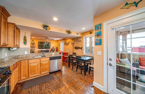 Gold Coast Condo | CENTRALLY LOCATED, 4BR/3BA, SLP 10, HANDICAP ACCESSIBLE, STEPS TO BEACH