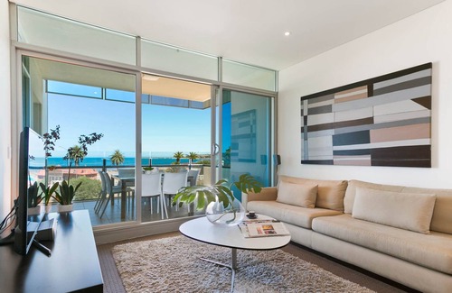 Victor Harbor Apartment | Centrally located apartment with stunning ocean views