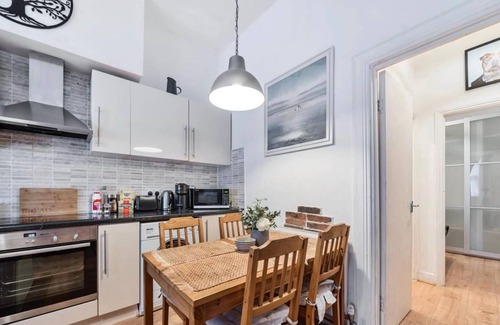 Ferndale Apartment | Centrally Located Brixton Haven