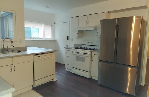 Van Nuys House | Centrally located cozy and comfortable house