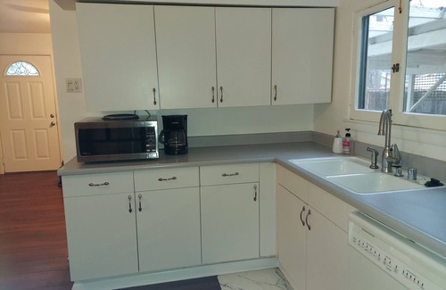 Van Nuys House | Centrally located cozy and comfortable house