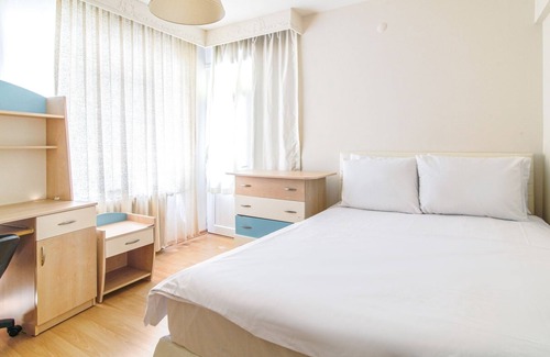 Mecidiyekoy Apartment | Centrally Located, Chic Flat in Sisli