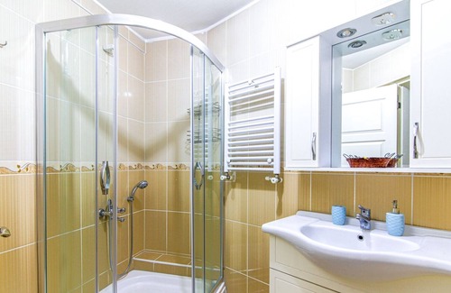 Mecidiyekoy Apartment | Centrally Located, Chic Flat in Sisli