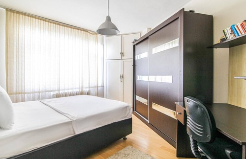 Mecidiyekoy Apartment | Centrally Located, Chic Flat in Sisli