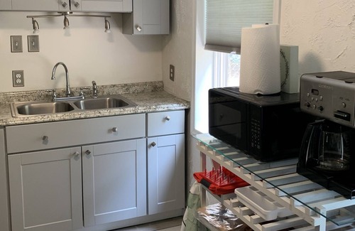 High Point Cottage | Centrally located cozy cottage perfect for professionals!