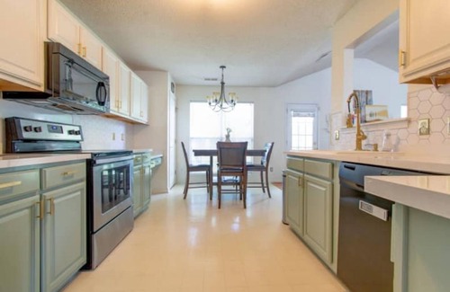 Davis Lake - Eastfield House | Centrally-located Cozy & Relaxing Charlotte Ranch