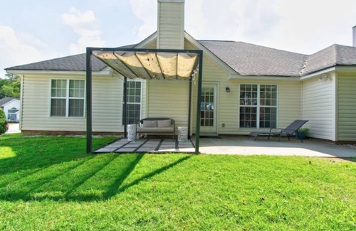 Davis Lake - Eastfield House | Centrally-located Cozy & Relaxing Charlotte Ranch