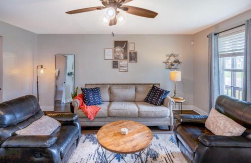 North Nashville House | Centrally Located Cozy Pet Friendly Cottage