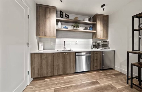 Walluga Apartment | Centrally Located Dog-Friendly Lake Oswego Studio