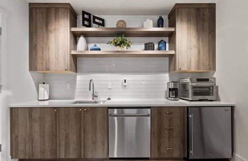 Walluga Apartment | Centrally Located Dog-Friendly Lake Oswego Studio