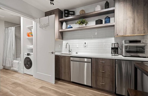Walluga Apartment | Centrally Located Dog-Friendly Lake Oswego Studio