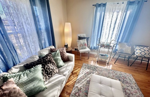 Roseville House | Centrally Located Farmhouse Bungalow - 58” Tv 600 wifi