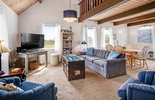 Coupeville House | Centrally located home & loft near the beach with water views, fireplace & deck