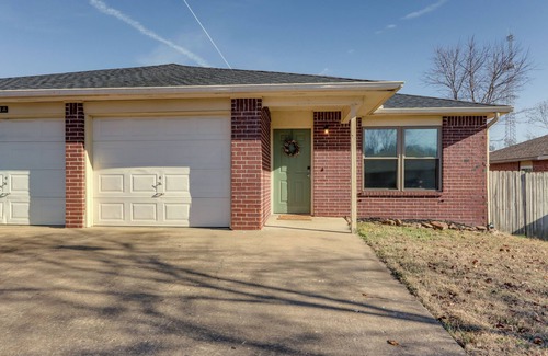 Johnson Apartment | Centrally Located in Nwa; Walk to Wrights Bbq!