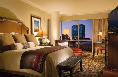 Downtown Fort Worth Apartment | Centrally located in downtown Fort Worth, Texas, this hotel offers sophisticated style .
