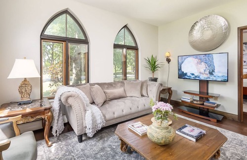 Delaware House | Centrally located Mansion Guest House