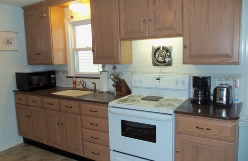 North End House | Centrally located near downtown shopping and restaurants and just a short walk to the beach and boardwalk. Large rear parking pad for 4 cars, picnic table and a fun basketball net in back too!