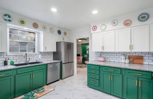 University District House | Centrally located near Midtown & Liberty Park- 7 ml to Beale! Stylish 4Bdroom!