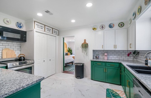 University District House | Centrally located near Midtown & Liberty Park- 7 ml to Beale! Stylish 4Bdroom!