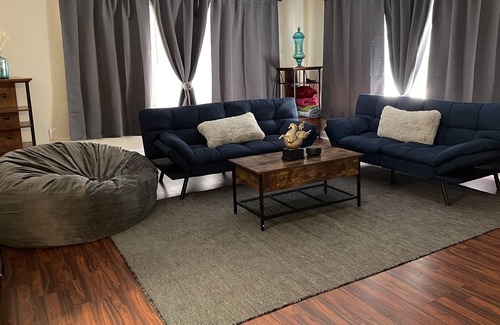 North Northwest Pensacola House | Centrally Located Pensacola Home. Modern Gem!! 9 miles to beaches.