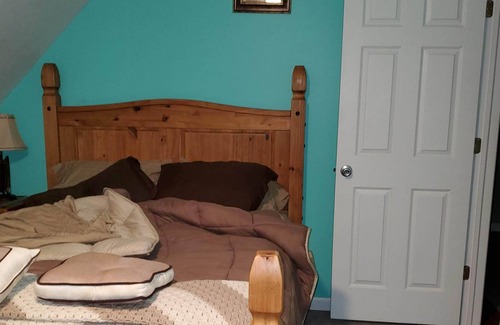 Bristol House | Centrally located Quiet but close to Highway, Stores and Restaurants