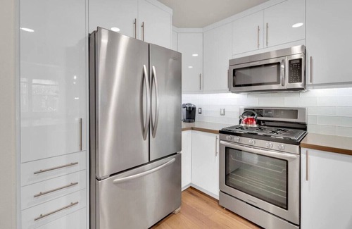Airport Area Condo | Centrally Located Resort-Style Living with Office