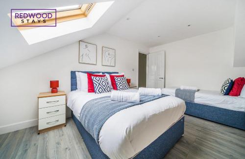 Rushmoor District Apartment | CENTRALLY LOCATED SERVICED APARTMENTS IN ALDERSHOT TOWN CENTRE, FREE WiFi, ITS PERFECT FOR BUSINESS STAYS, FAMILIES, RELOCATIONS, EXTENDED STAYS, AND EMERGENCY ACCOMMODATION by REDWOOD STAYS