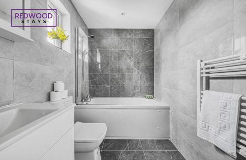 Rushmoor District Apartment | CENTRALLY LOCATED SERVICED APARTMENTS IN ALDERSHOT TOWN CENTRE, FREE WiFi, ITS PERFECT FOR BUSINESS STAYS, FAMILIES, RELOCATIONS, EXTENDED STAYS, AND EMERGENCY ACCOMMODATION by REDWOOD STAYS