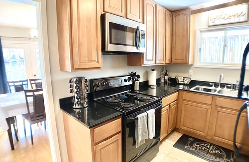 Hanahan House | Centrally Located Townhouse! Spacious 4 BR Near Beaches and Downtown.