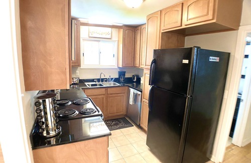 Hanahan House | Centrally Located Townhouse! Spacious 4 BR Near Beaches and Downtown.