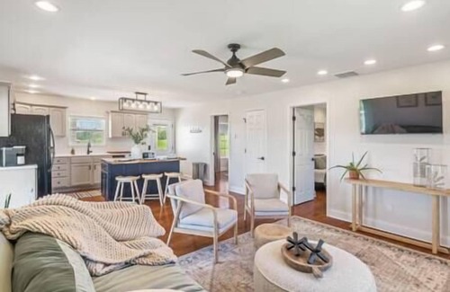 Ashley Oaks House | Centrally Located | Modern Home in the Smokies