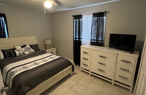 Azalea Park House | Centrally located