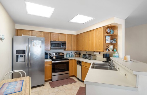Stone Harbor Condo | CENTRALLY located in Stone Harbor across the street from the beach and 1 block to downtown shopping, restaurants and entertainment.