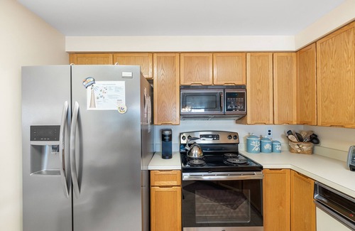 Stone Harbor Condo | CENTRALLY located in Stone Harbor across the street from the beach and 1 block to downtown shopping, restaurants and entertainment.