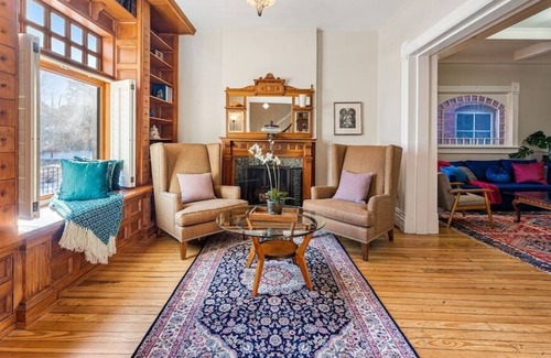 Baker House | Centrally located Victorian!