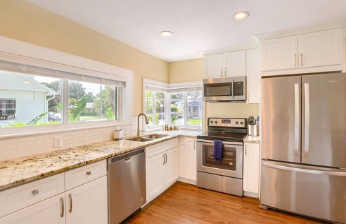Downtown Dunedin House | Centrally Located, Walk to Main St. ~ Private Backyard w/Grill ~ Wi-Fi, Parking ~ Dunedin Bungalow