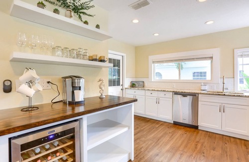 Downtown Dunedin House | Centrally Located, Walk to Main St. ~ Private Backyard w/Grill ~ Wi-Fi, Parking ~ Dunedin Bungalow
