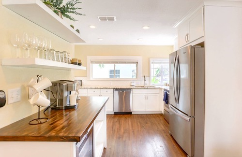 Downtown Dunedin House | Centrally Located, Walk to Main St. ~ Private Backyard w/Grill ~ Wi-Fi, Parking ~ Dunedin Bungalow