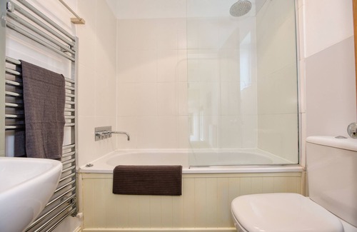 Bridgwater House | Centrally Tucked Away Private 4bed - Free parking!