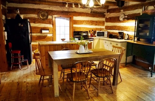 Drummond-North Elmsley Cottage | Century old log cabin on the beach