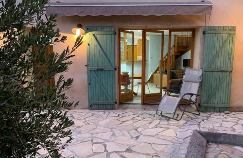Ceret House | Ceret Beautiful Spacious House & Courtyard BBQ