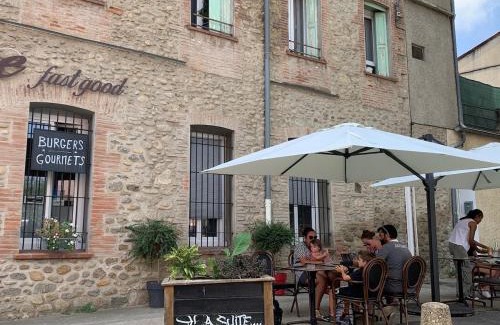 Ceret House | Ceret Beautiful Spacious House & Courtyard BBQ