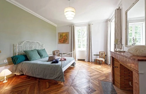 Saint-Forgeot Bed & Breakfast | Château de Millery, Noctua room