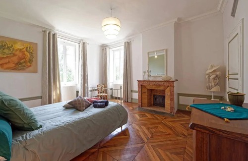 Saint-Forgeot Bed & Breakfast | Château de Millery, Noctua room