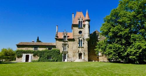 Bollene House | Château Rouge - petit château avec piscine - 8 chambres