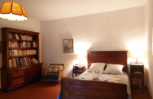 Bollene House | Château Rouge - petit château avec piscine - 8 chambres