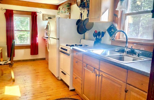 Franconia House | CH Adorable cottage in Franconia minutes from Cannon Franconia Notch Fire Pit wifi laundry