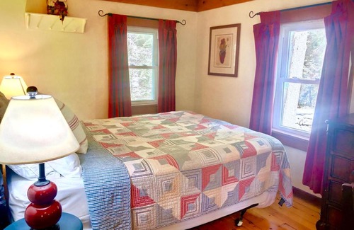 Franconia House | CH Adorable cottage in Franconia minutes from Cannon Franconia Notch Fire Pit wifi laundry